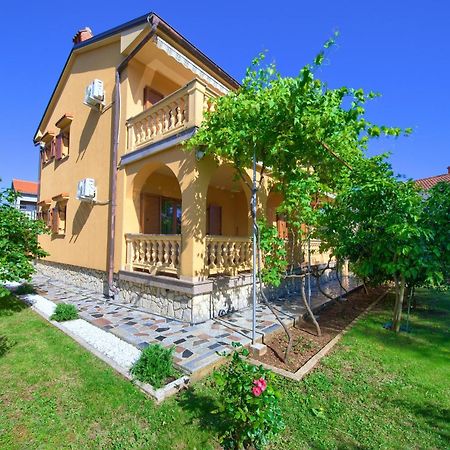Apartment Bazina - Airconditioning, Parking, 500M From The Beach Krk Town Eksteriør bilde