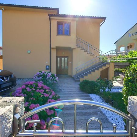Apartment Bazina - Airconditioning, Parking, 500M From The Beach Krk Town Eksteriør bilde