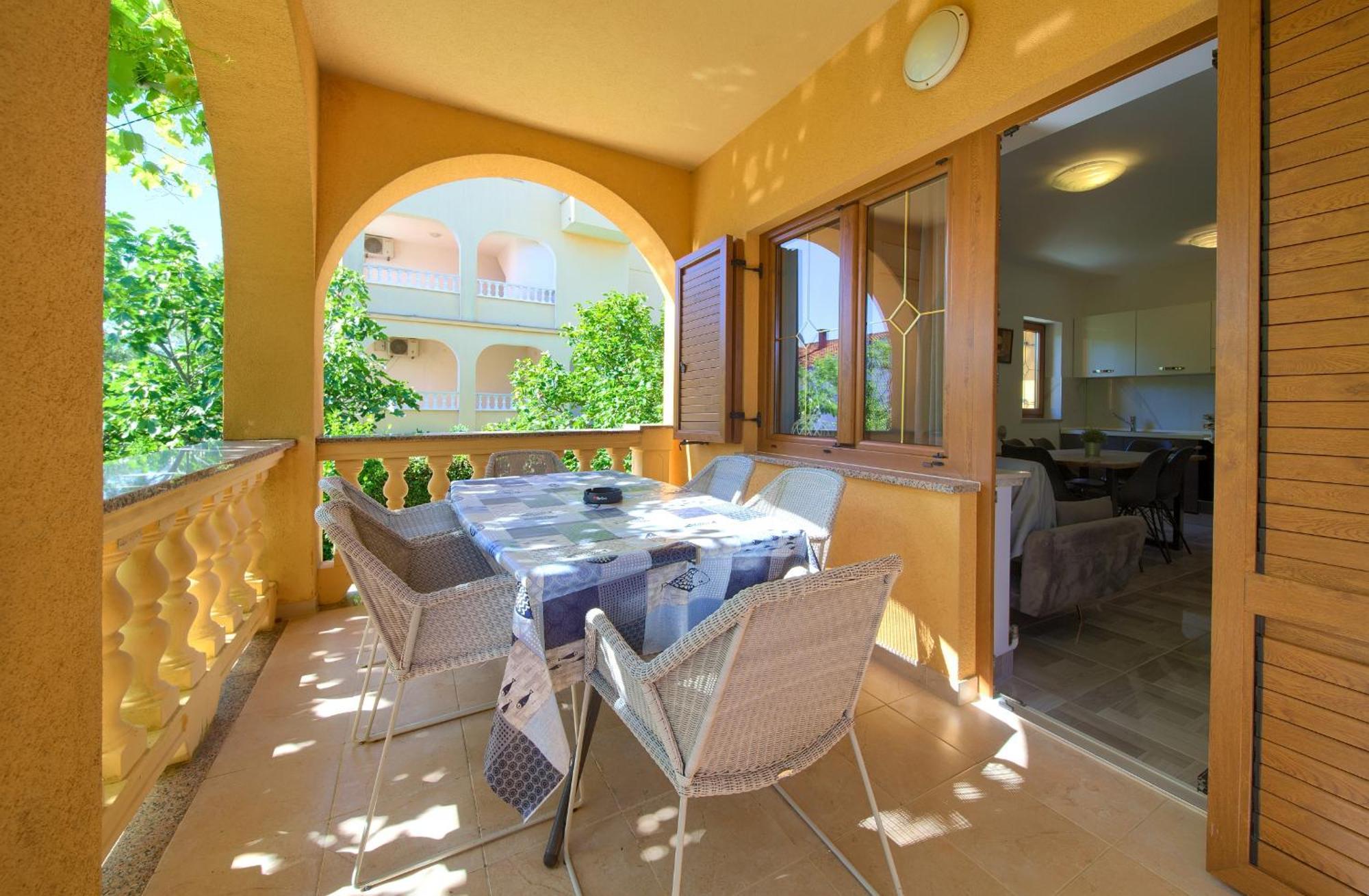 Apartment Bazina - Airconditioning, Parking, 500M From The Beach Krk Town Eksteriør bilde