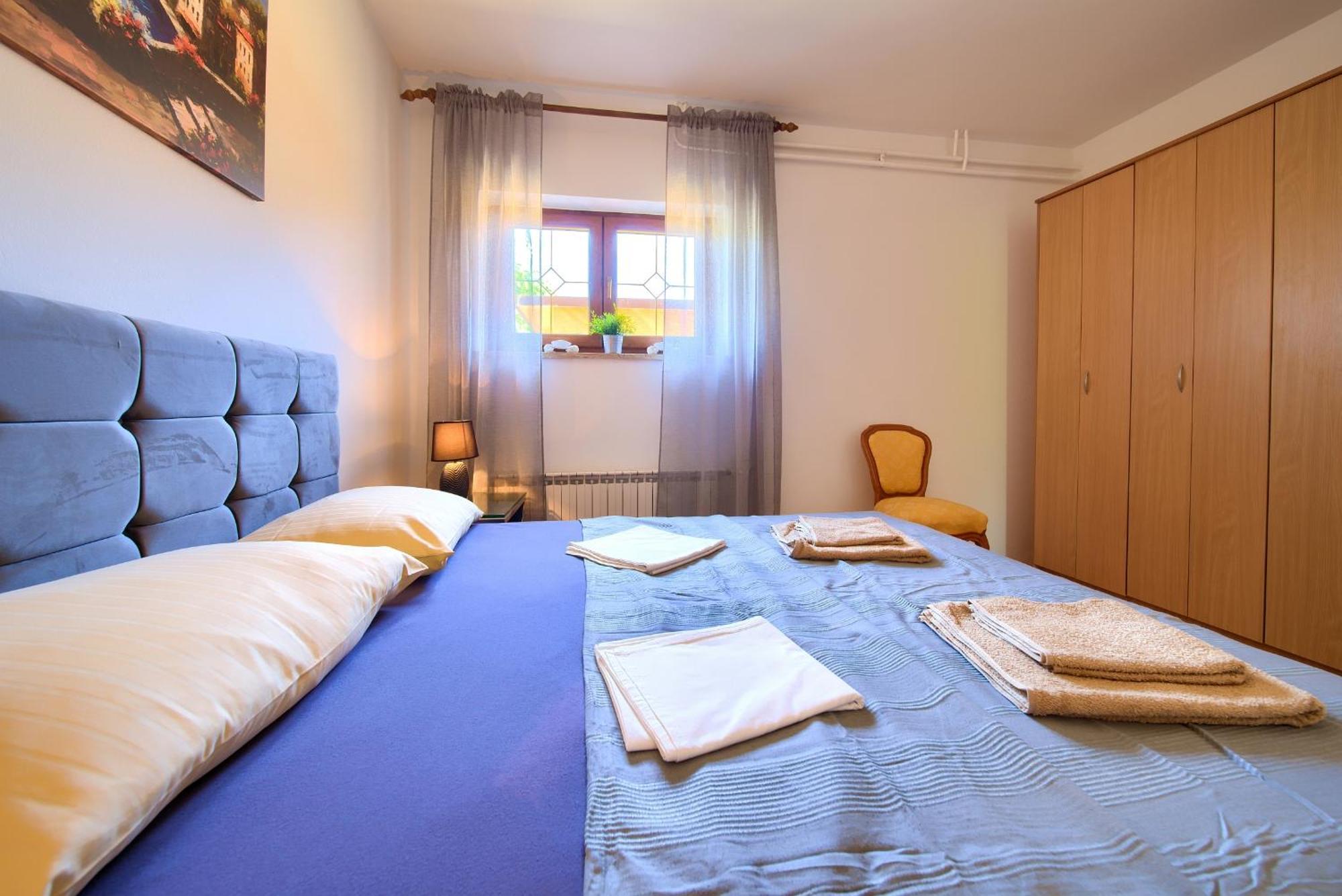 Apartment Bazina - Airconditioning, Parking, 500M From The Beach Krk Town Eksteriør bilde