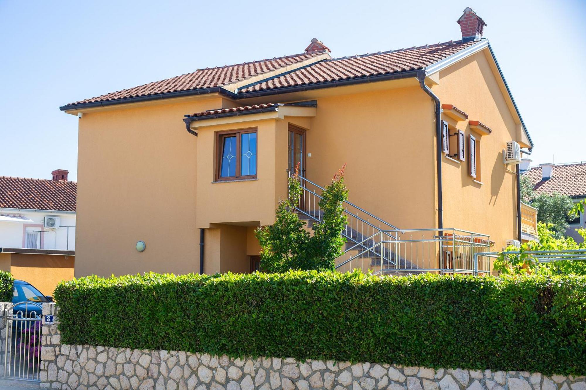 Apartment Bazina - Airconditioning, Parking, 500M From The Beach Krk Town Eksteriør bilde