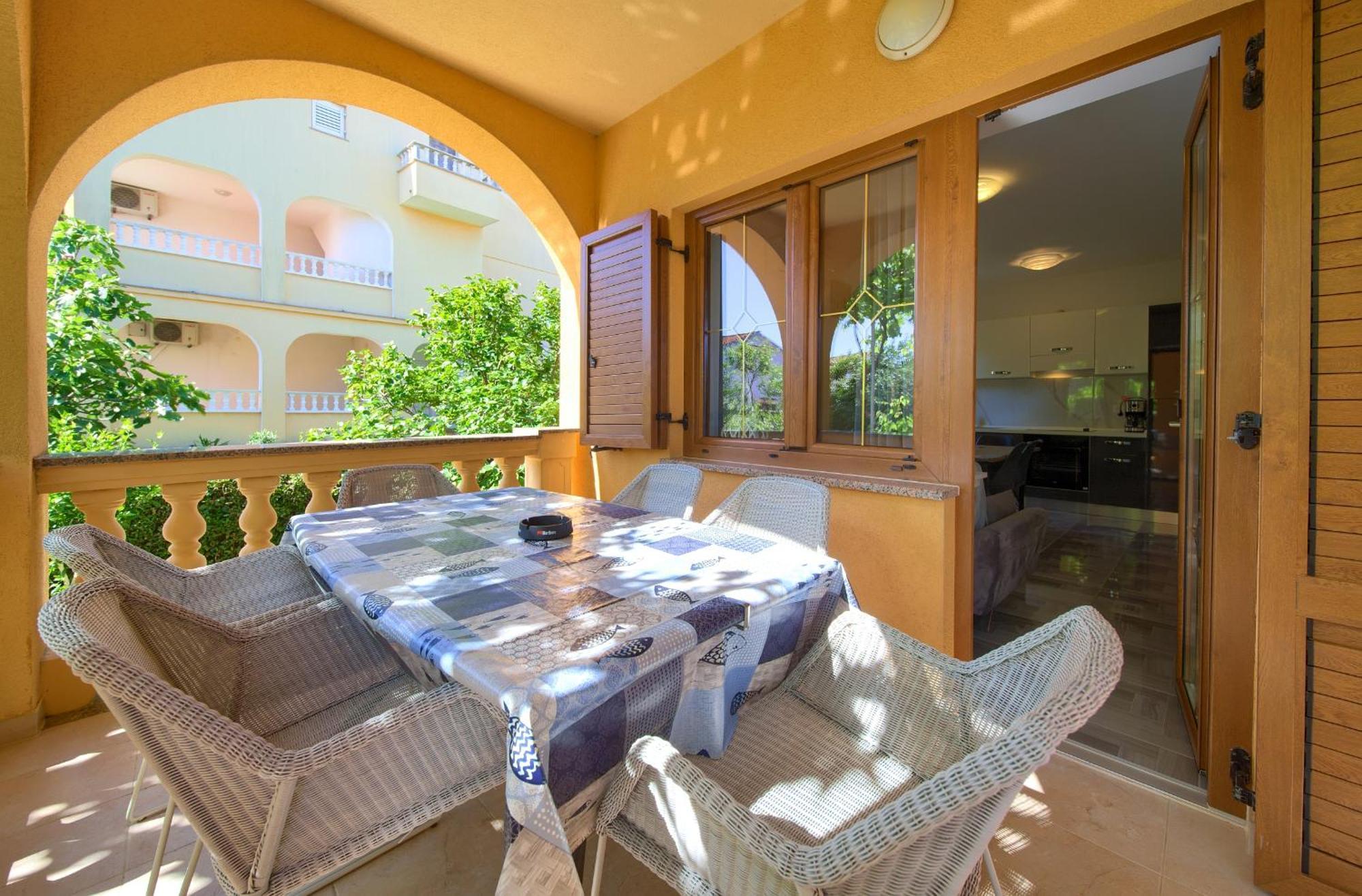 Apartment Bazina - Airconditioning, Parking, 500M From The Beach Krk Town Eksteriør bilde