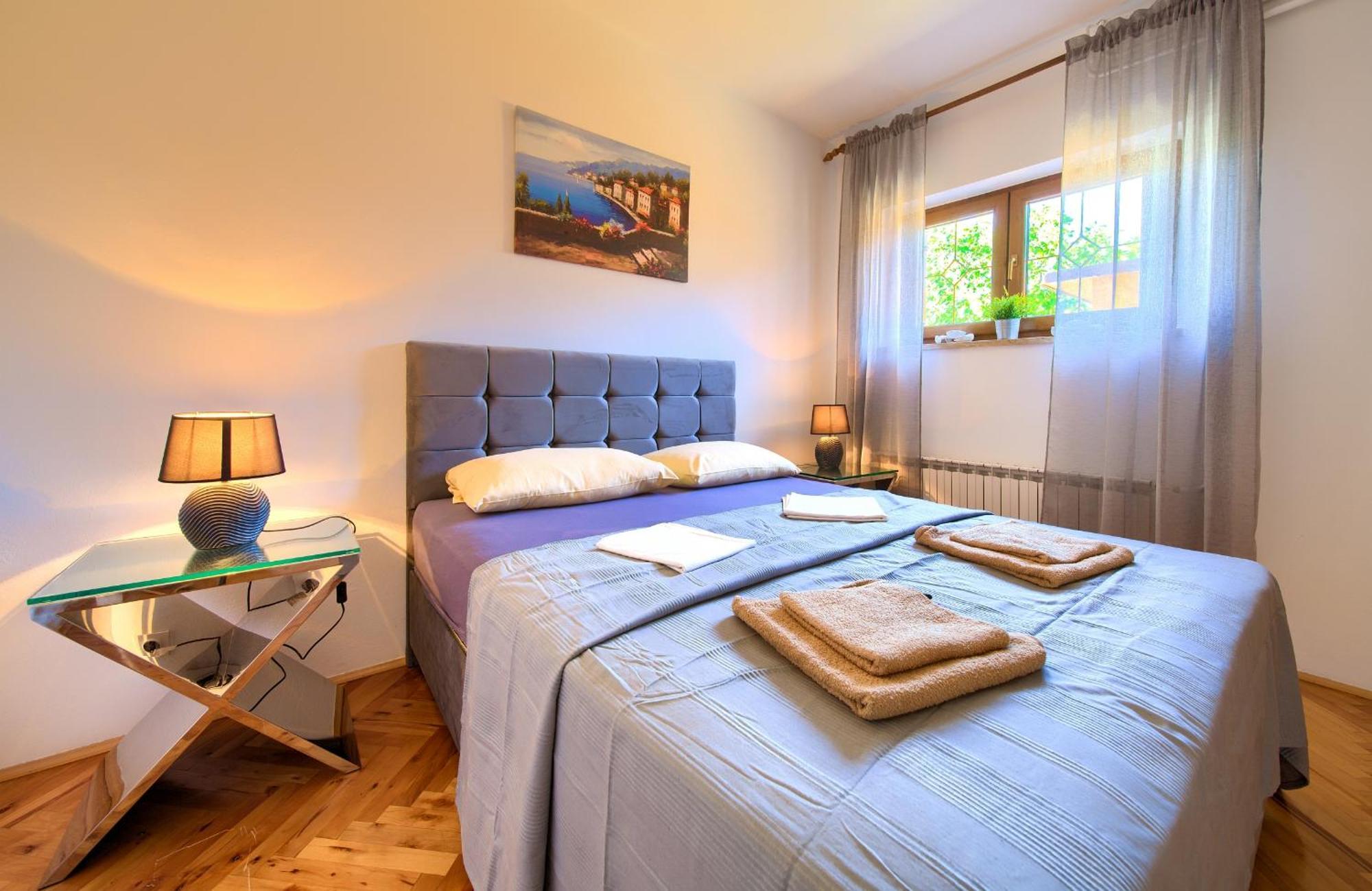 Apartment Bazina - Airconditioning, Parking, 500M From The Beach Krk Town Eksteriør bilde